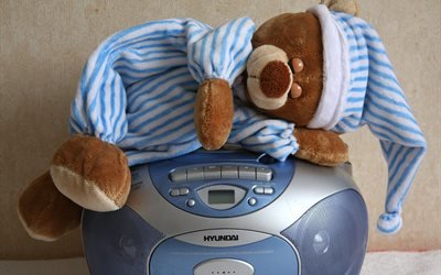 Игрушка медведь спит на магнитофоне / Іграшка ведмідь спить на магнітофоні