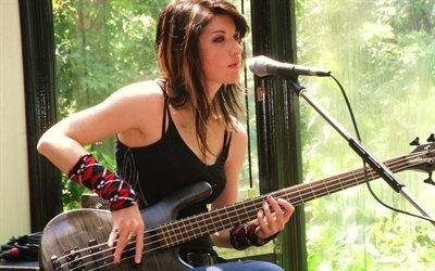 emma anzai, bassplayer