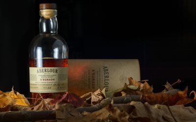 Натюрморт с бутылкой виски среди опавшей листвы, Aberlour, Аберлауэр, шотландский односолодовый виски