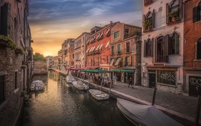 Италия, Венеция, город, дома, канал, вода, вечер, мост, лодки, набережная, люди