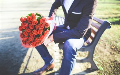 мужчина с букетом, букет красных роз, розы, мужчина в костюме, чоловік з букетом, букет червоних троянд, троянди, чоловік у костюмі